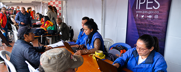 Exitosa jornada de carnetización y registro de vendedores informales en Suba