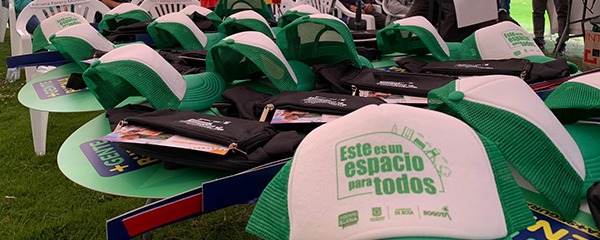 Kit-salen gorras en una mesa