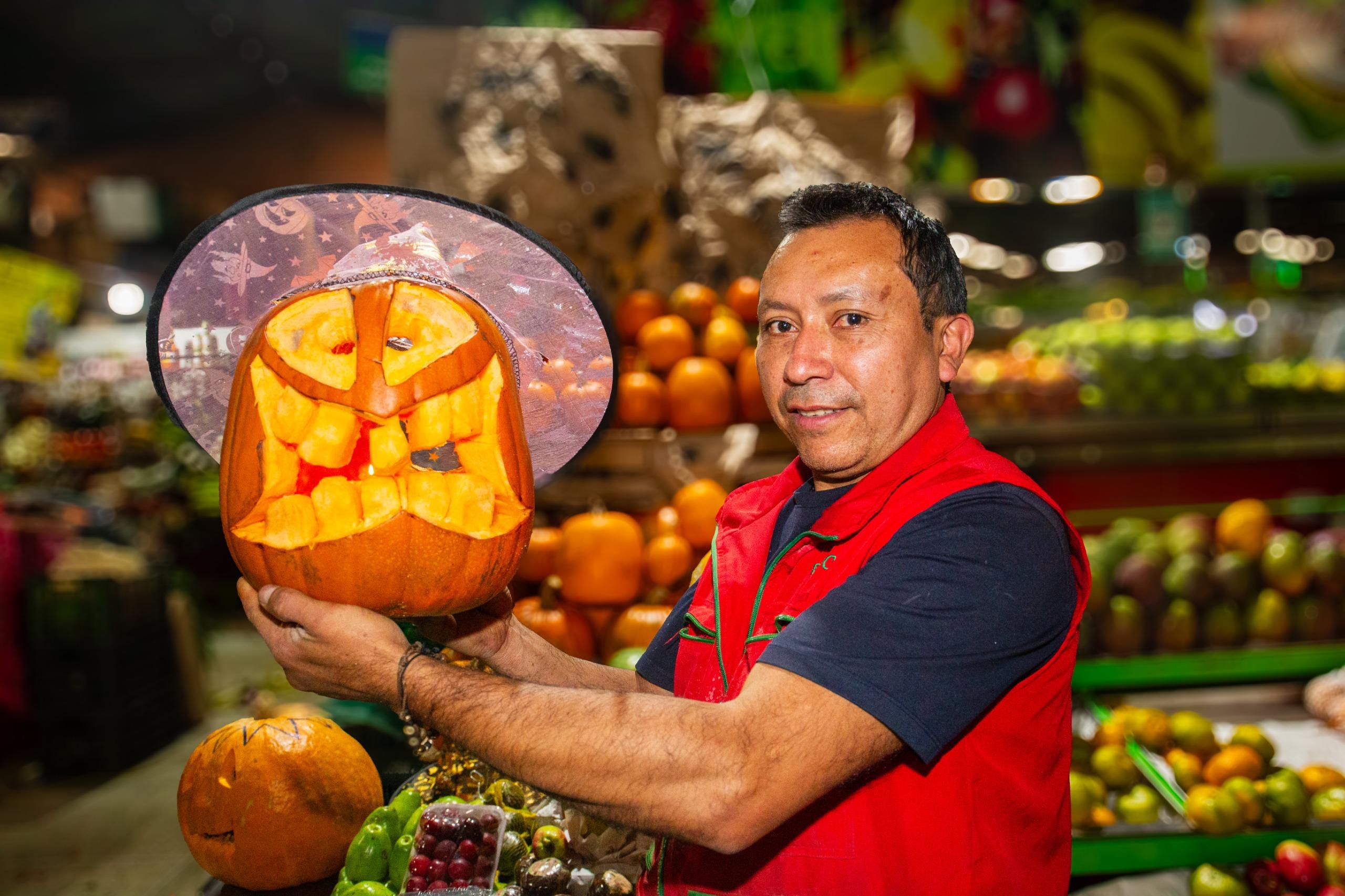 Don Pedro Bohórquez, el tallador de calabazas de las Plazas Distritales de Mercado