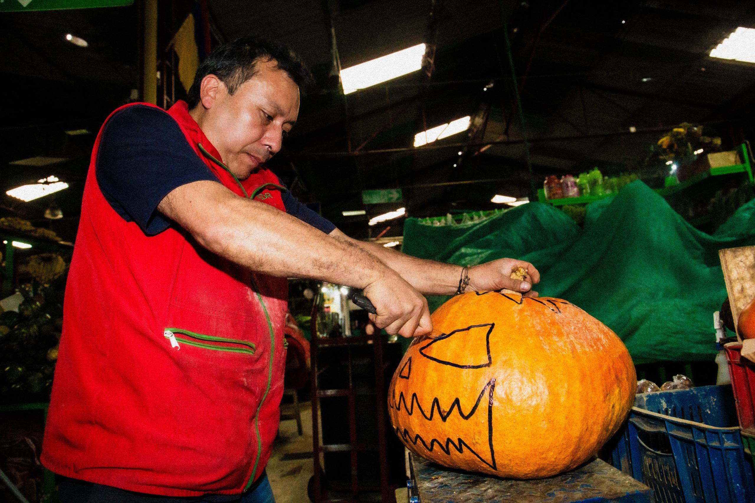 Don Pedro Bohórquez, el tallador de calabazas de las Plazas Distritales de Mercado