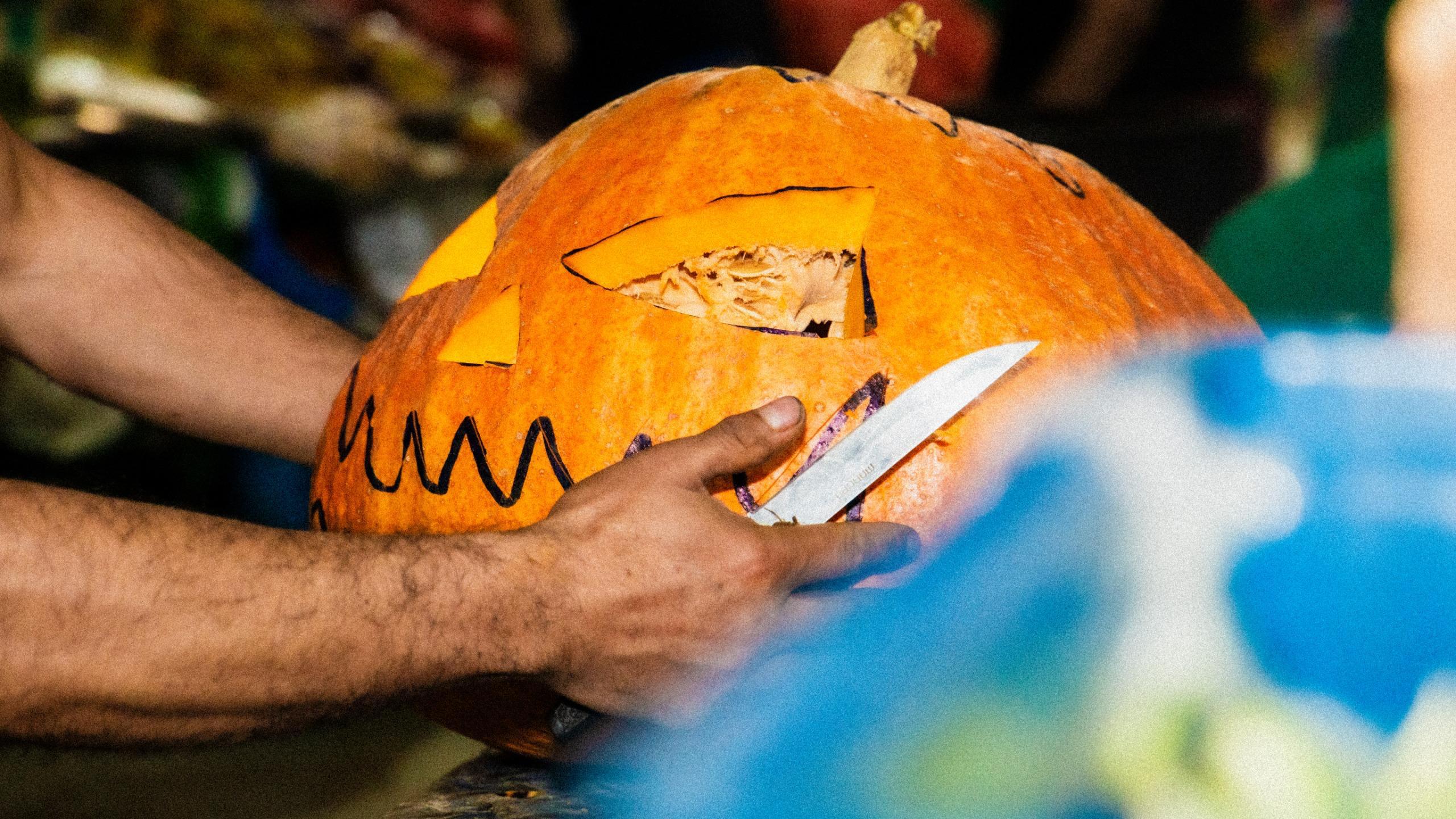 Don Pedro Bohórquez, el tallador de calabazas de las Plazas Distritales de Mercado