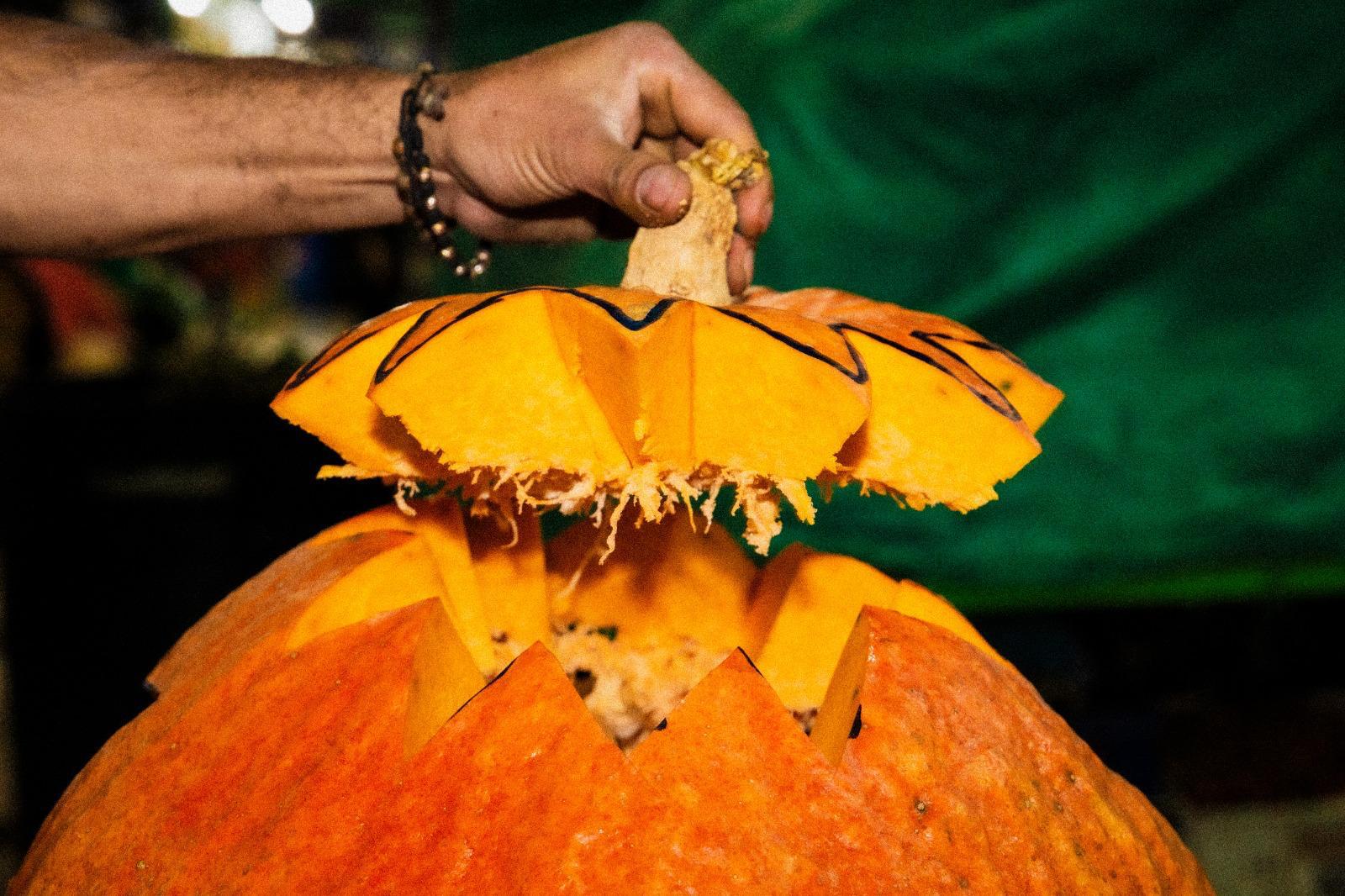 Don Pedro Bohórquez, el tallador de calabazas de las Plazas Distritales de Mercado