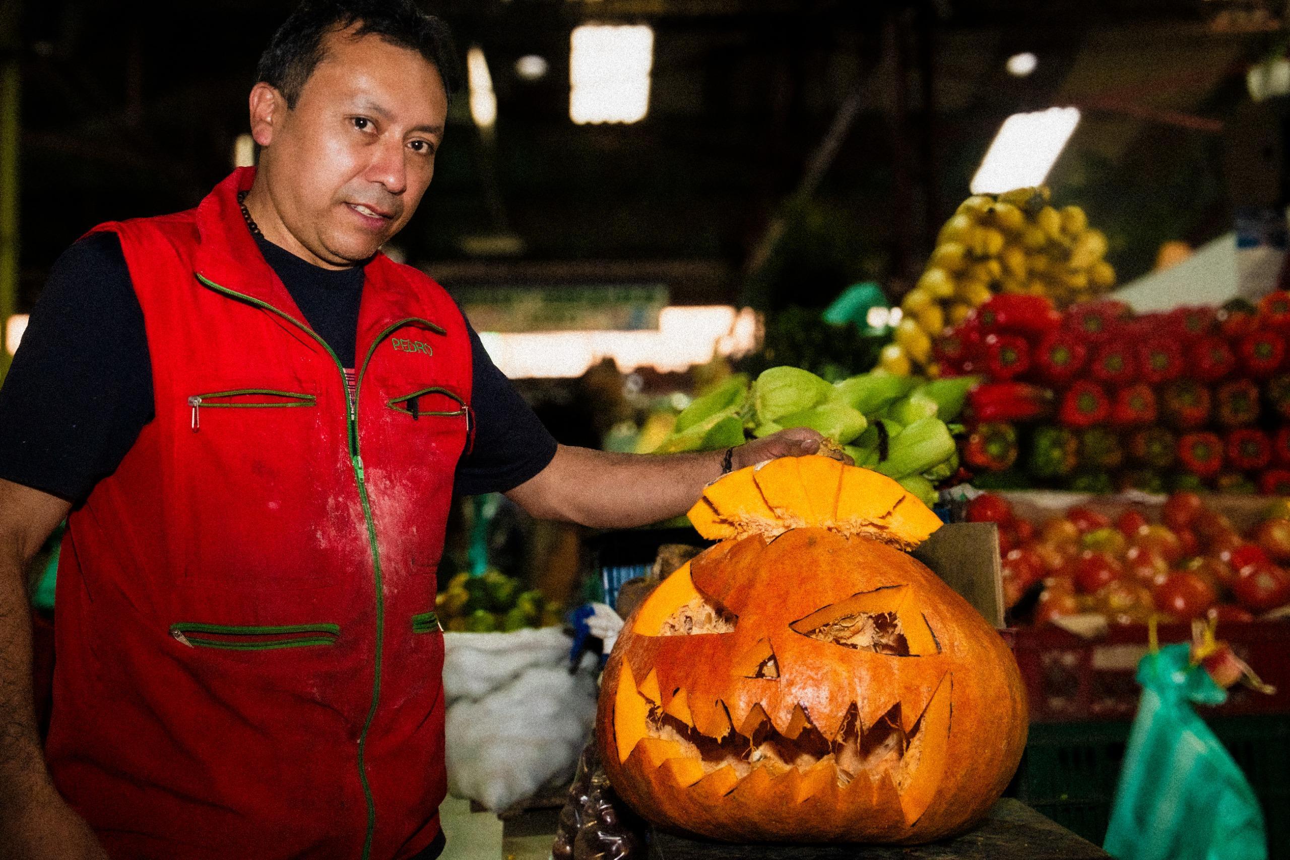 Don Pedro Bohórquez, el tallador de calabazas de las Plazas Distritales de Mercado