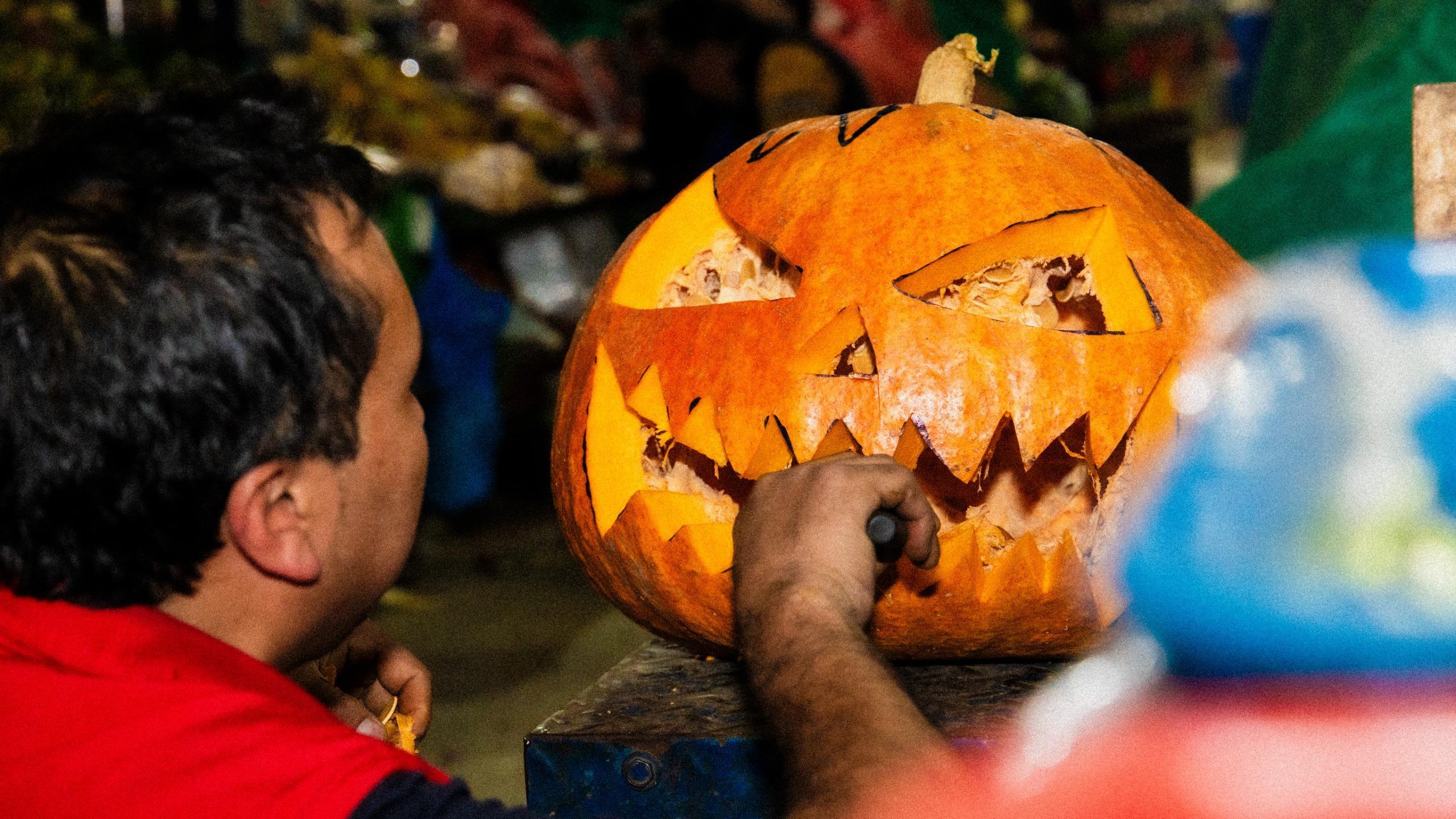 Don Pedro Bohórquez, el tallador de calabazas de las Plazas Distritales de Mercado