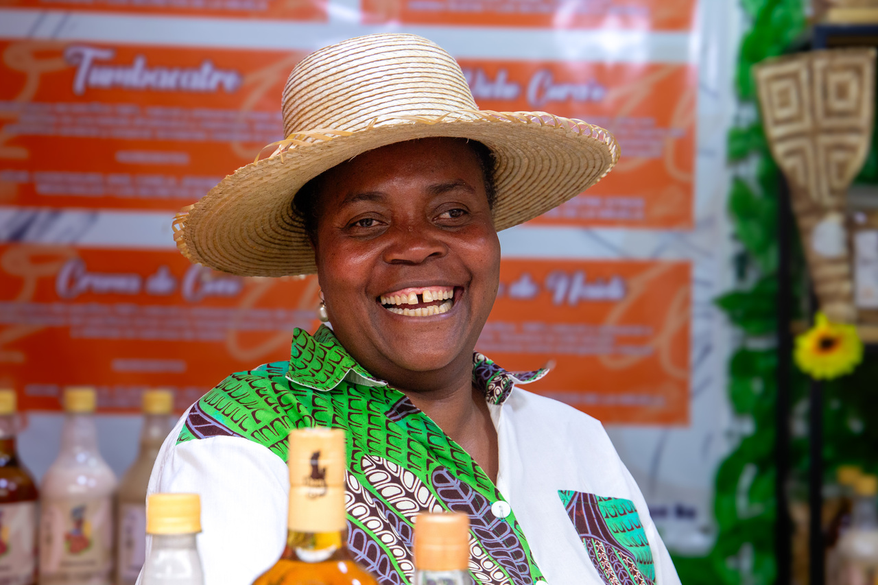 Benedicta Montaño Vidal, fundadora de Don Be, sonríe con orgullo al compartir los sabores del Pacífico en Bogotá.