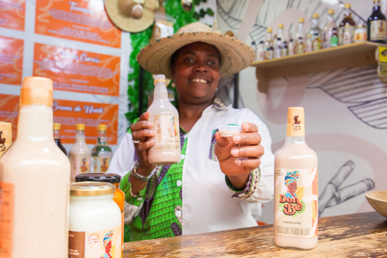 En su local, muestra con orgullo las bebidas tradicionales que mantienen viva la herencia de su tierra.