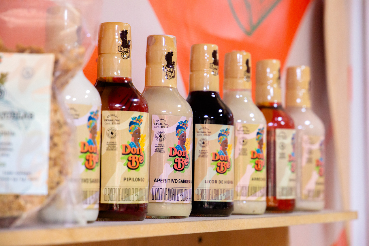 En cada botella de Don Be se mezclan la sabiduría ancestral, las plantas medicinales y el amor por el territorio.