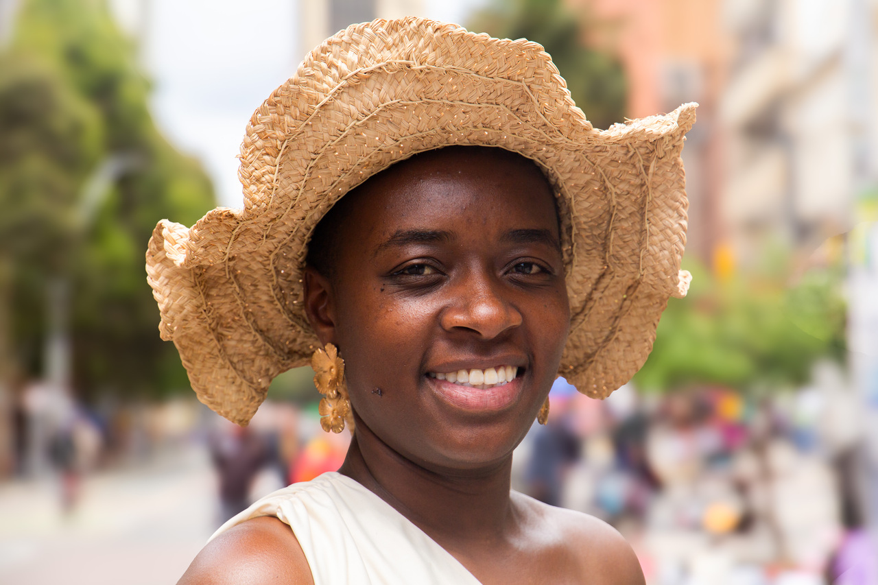 Su hija continúa la tradición, aportando nuevas ideas y energía a la marca que honra el saber ancestral.