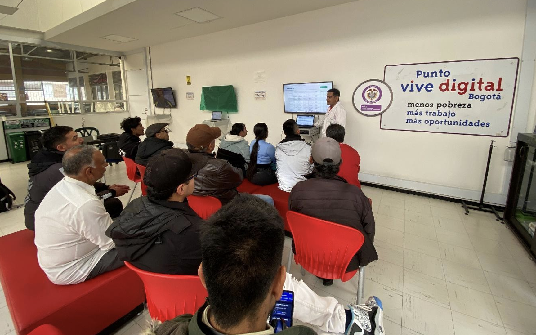 Estudiantes punto vive digital 