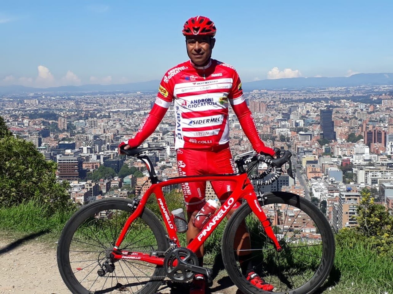 Héctor empezó a montar bicicleta desde los 17 años.