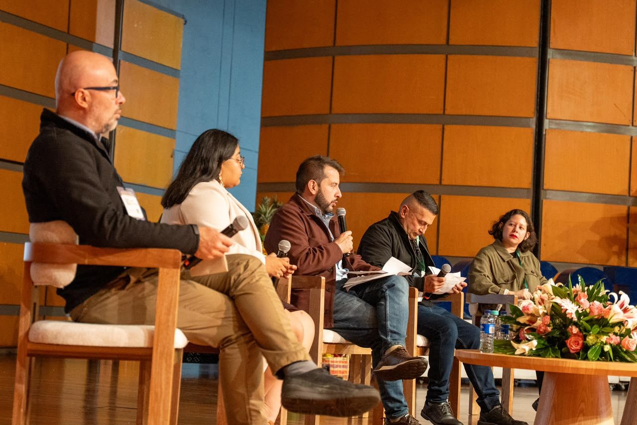 Panelistas compartiendo experiencias sobre las plazas de mercado