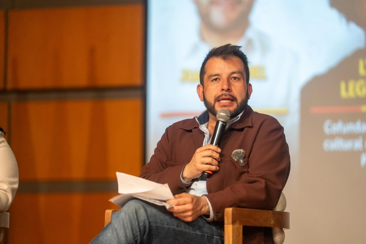 Panelista durante la conversación sobre el patrimonio de las plazas de mercado
