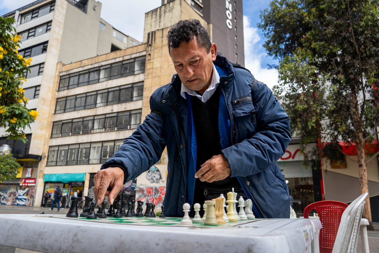Adolfo Páez atiende su quiosco