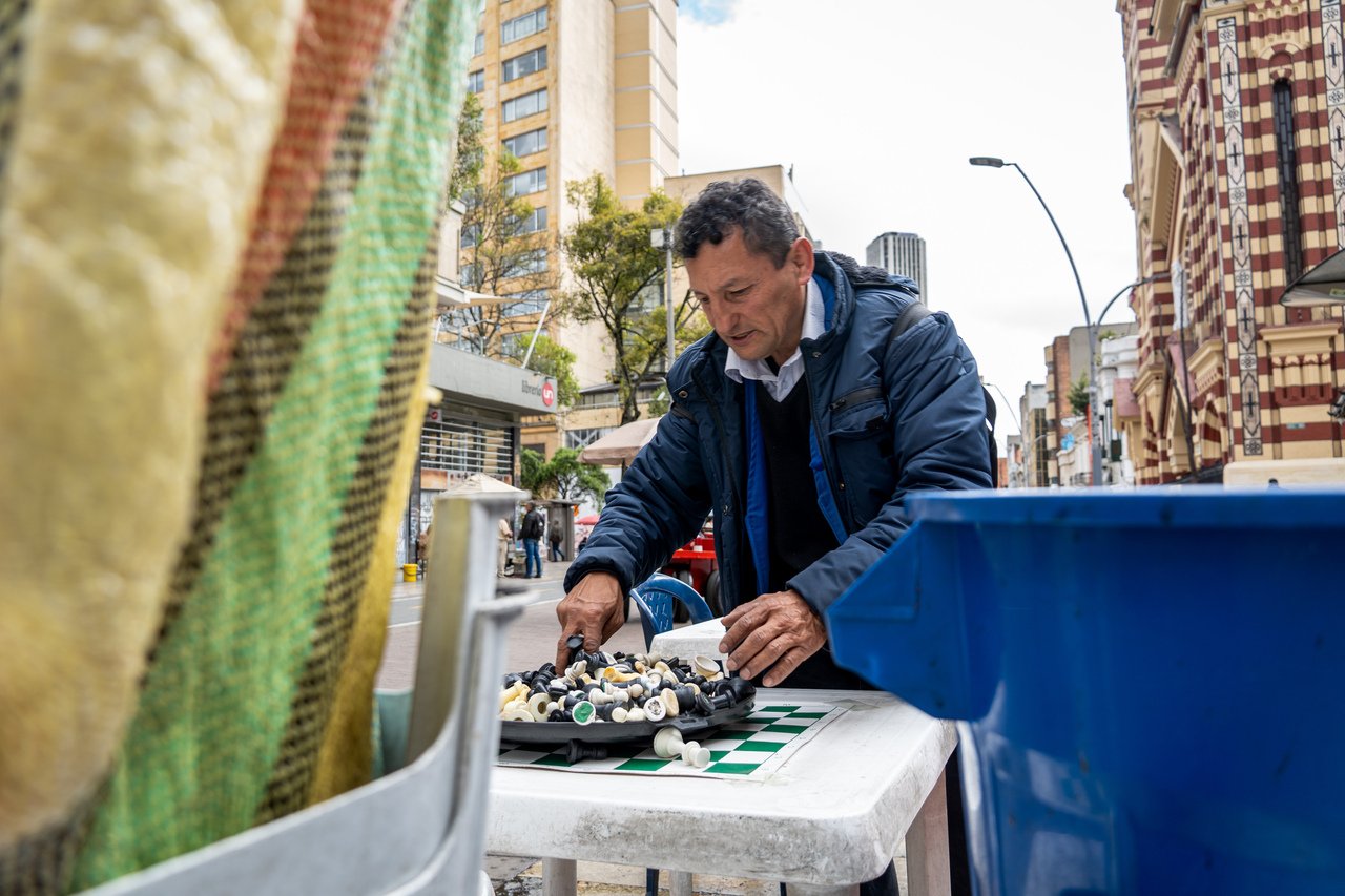 Para Adolfo Páez, el ajedrez es mucho más que un juego: es una herramienta para enseñar, compartir y construir comunidad. / Fotografía: Santiago Supelano