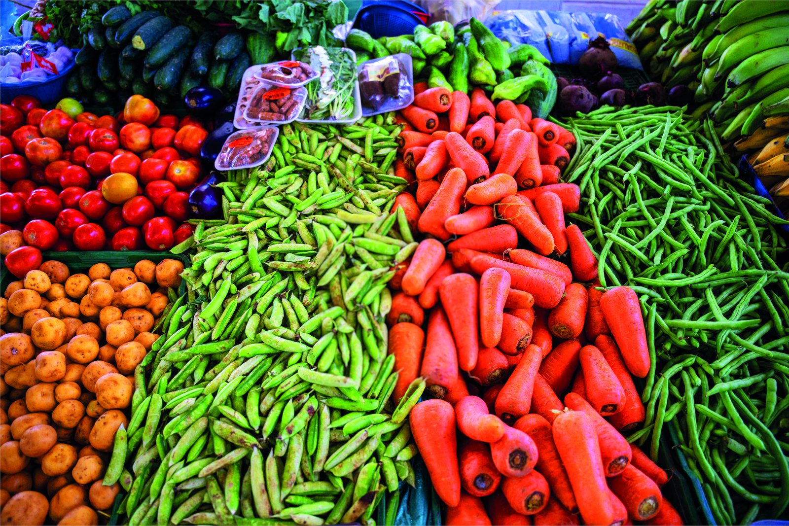 Verduras y zanahorias en una plaza de mercado