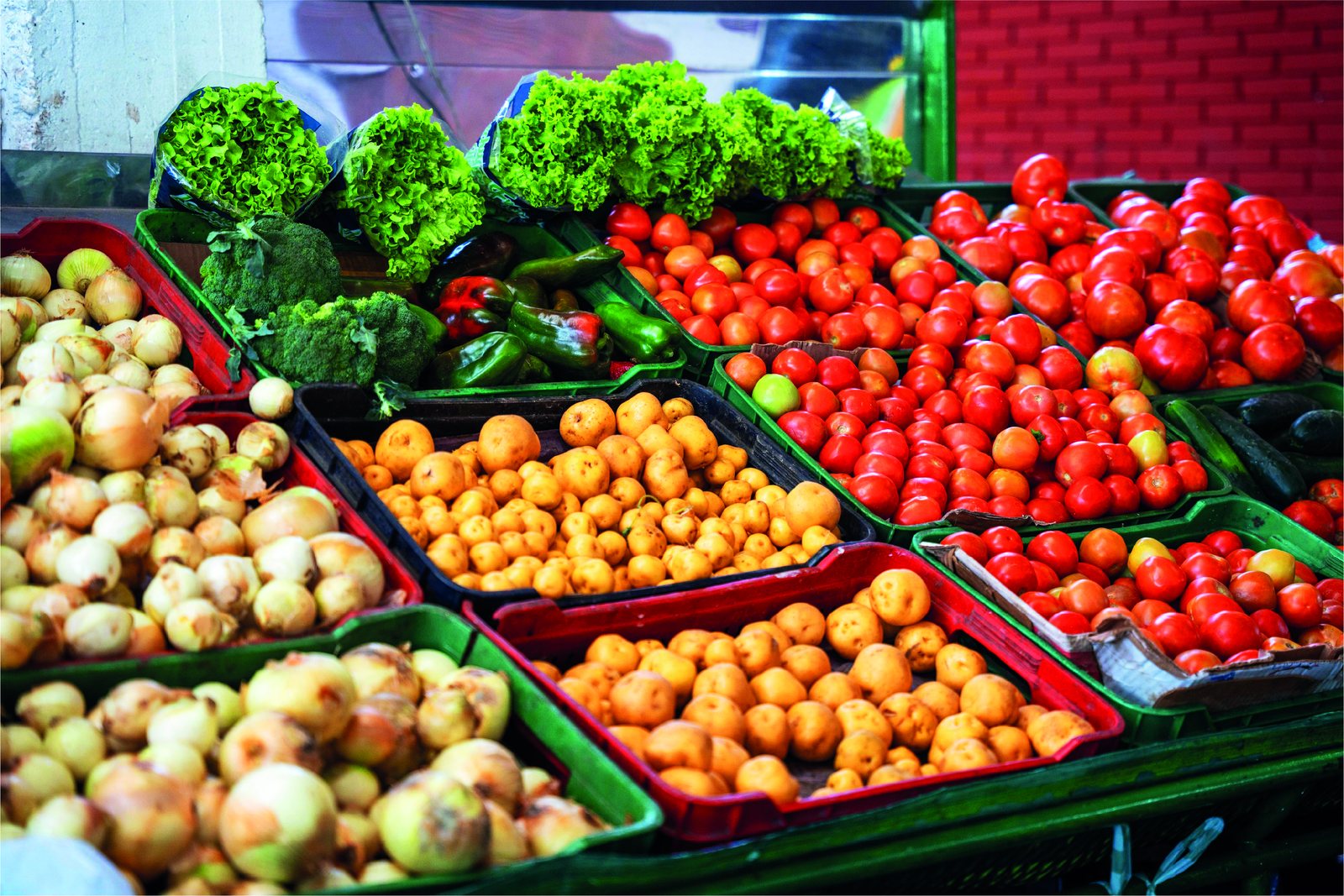 Puesto de verduras y frutas en una plaza de mercado